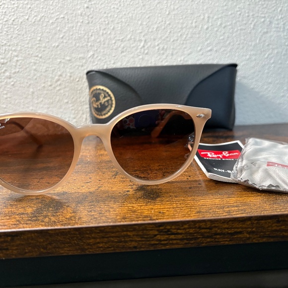 Ray-Ban sunglasses (RB4305). Polished beige frame/brown gradient lenses - Picture 4 of 12